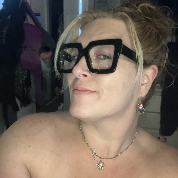 Meet your Posher, Nicole - Picture 3 of 6